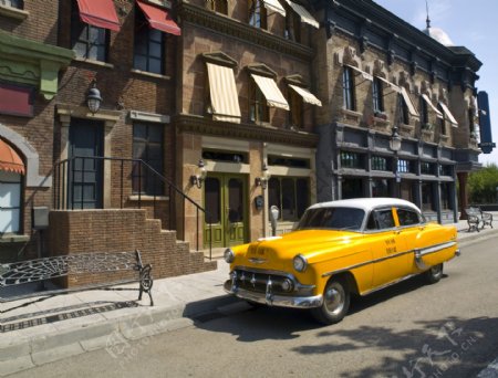 欧式建筑前的黄色汽车图片
