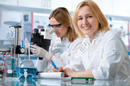 实验室里的女科学家图片