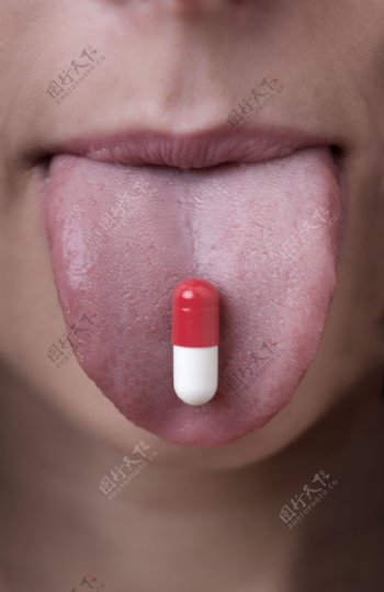 舌头上的胶囊图片