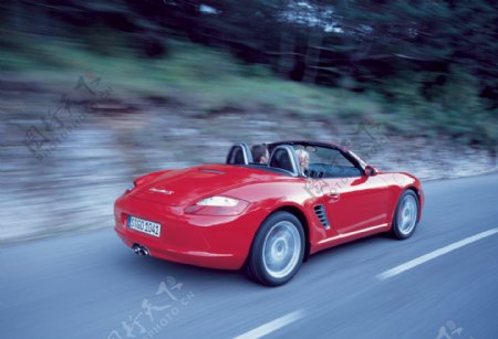 高速行驶的红色轿车图片