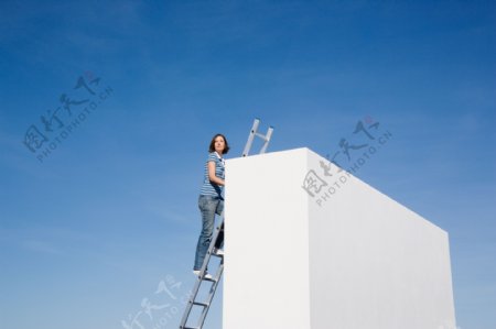 爬楼梯的外国女人图片