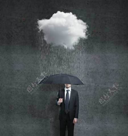 在下雨的云朵和撑伞的男人图片