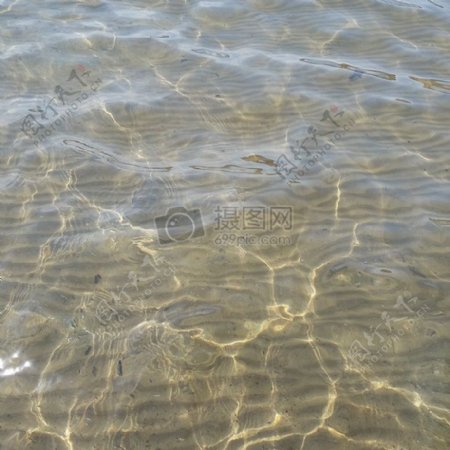 清澈见底的海水