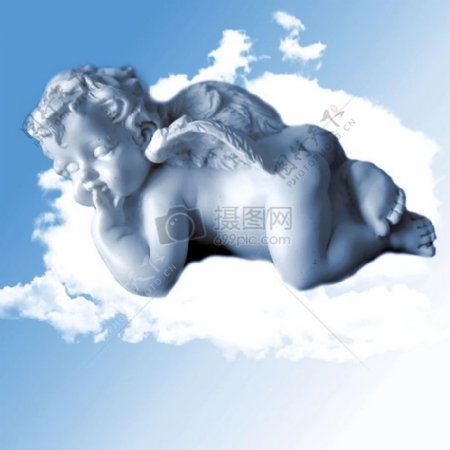 睡着了的小天使趴在云彩上