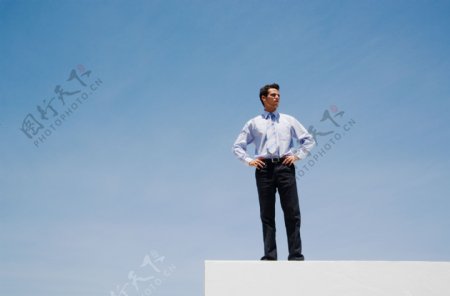 站在高处的男人图片图片
