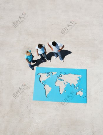外国人与世界镂空地图图片