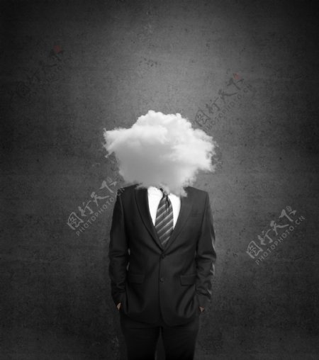 遮住商务人士头的云朵图片