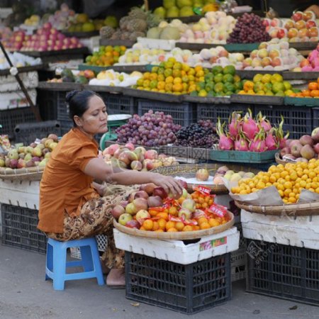 水果市场买水果的阿姨
