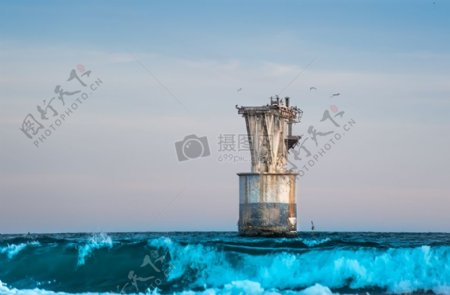 海边生锈的灯塔