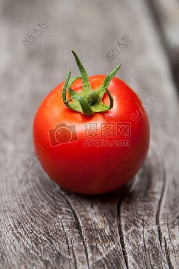 桌面上的番茄