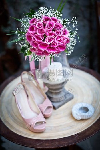 鞋子花花束粉红色婚礼细节