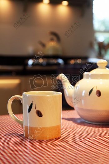餐桌上的茶壶和茶杯
