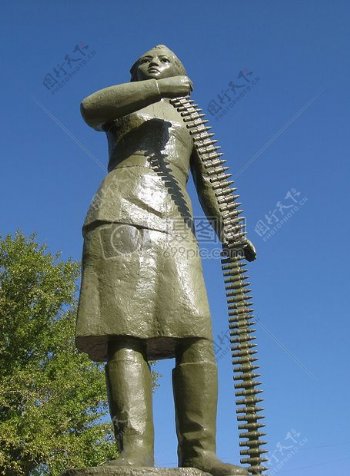 手拿子弹的女雕像