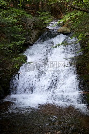 自然小溪溪流瀑布