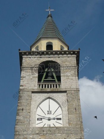 在教堂的钟楼