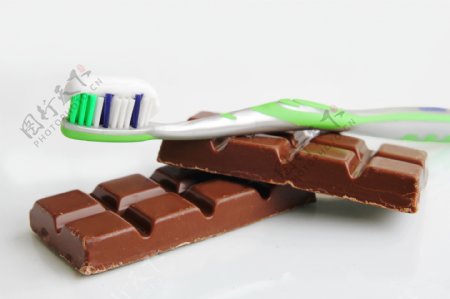 巧克力上的牙刷图片