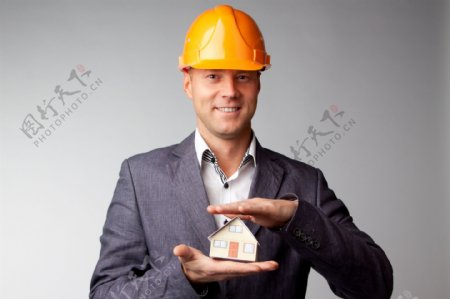 建筑工程师手里的房子模型图片