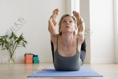 练瑜伽的健身女性图片