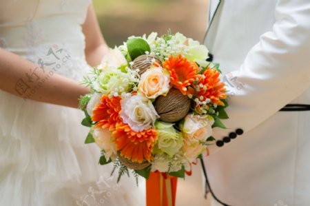 婚礼上拿着鲜花的新婚夫妻图片