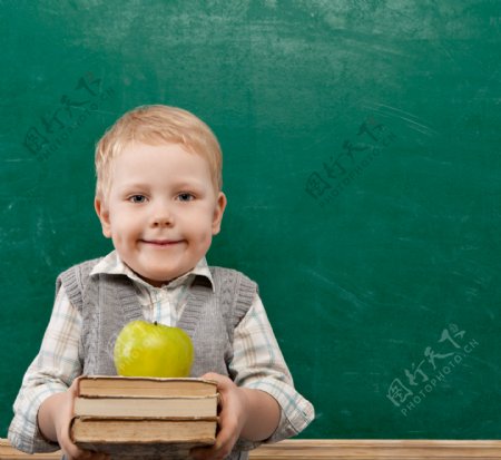 捧着书本苹果的小男生图片