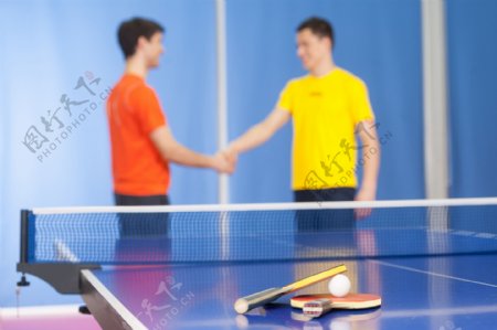 握手的运动员和乒乓球球拍图片
