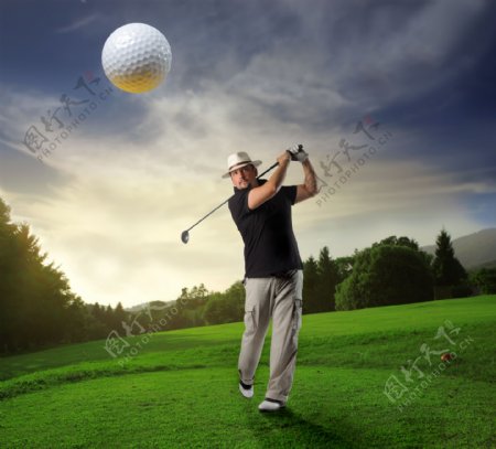 打高尔夫的外国男人图片