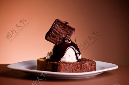 餐盘里的巧克力蛋糕图片