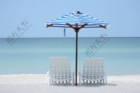 沙滩上的座椅和遮阳伞图片