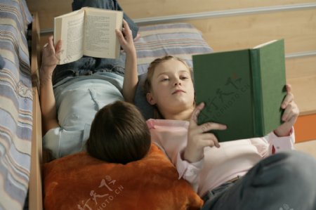 躺着看书的两个外国孩子图片