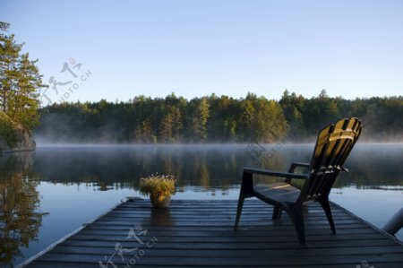 雾蒙蒙的湖面风景图片