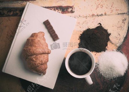 咖啡厅表上午糖热巧克力甜羊角面包书