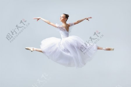 跳跃的舞蹈演员图片
