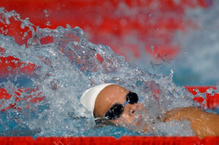 水花喷溅与游泳运动员图片