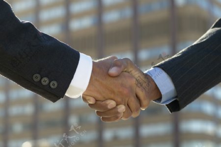 握手的商界领袖图片