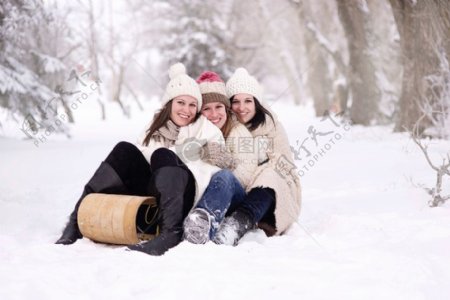 雪妇女幸福快乐女孩幸福雪橇雪橇雪橇