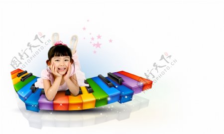 彩色钢琴键上的小女孩