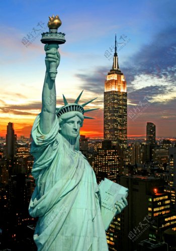 自由女神与纽约夜景图片