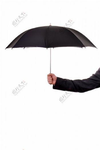 男人手中的雨伞图片