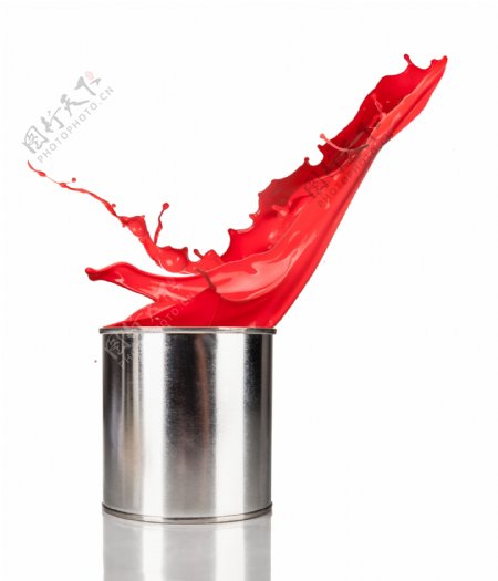 油漆桶里喷溅的红色油漆