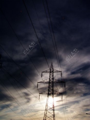 天空下的高压电线杆图片