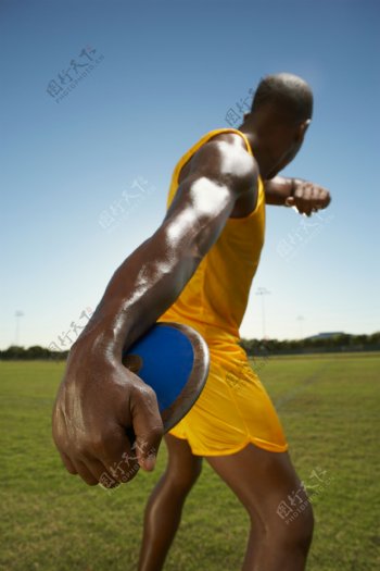 投掷铁饼的黑人运动员图片