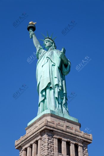 蓝天下的自由女神像图片
