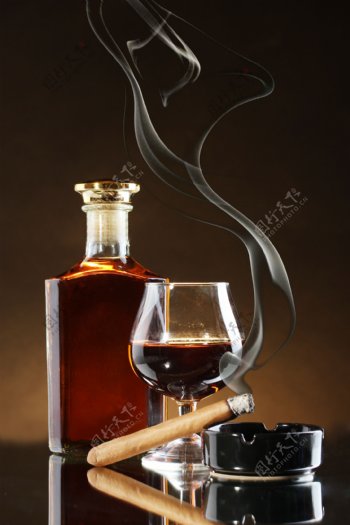 雪茄与酒图片