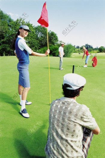 打高尔夫的男女图片