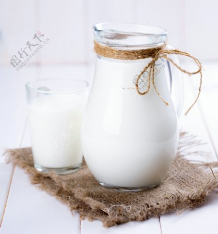 牛奶瓶与牛奶图片