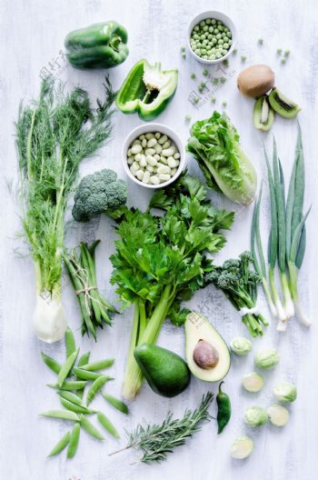 新鲜的绿色蔬菜和牛油果图片