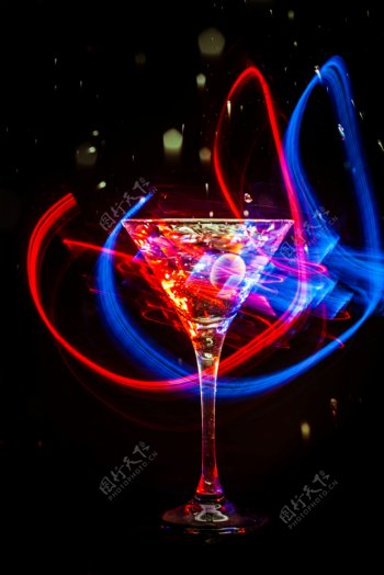 蓝红光围绕的酒杯图片