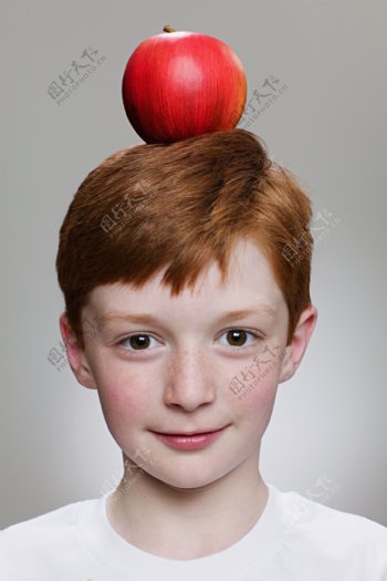 头顶红苹果的外国男孩图片