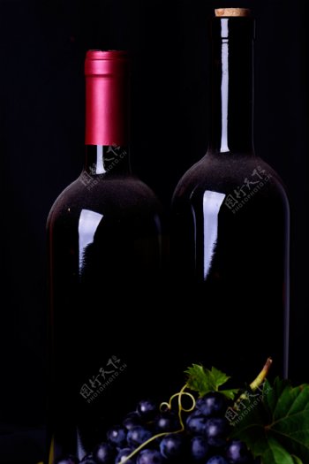紫色葡萄与葡萄酒瓶图片