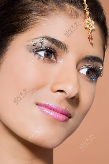 彩妆的印度美女脸部特写图片
